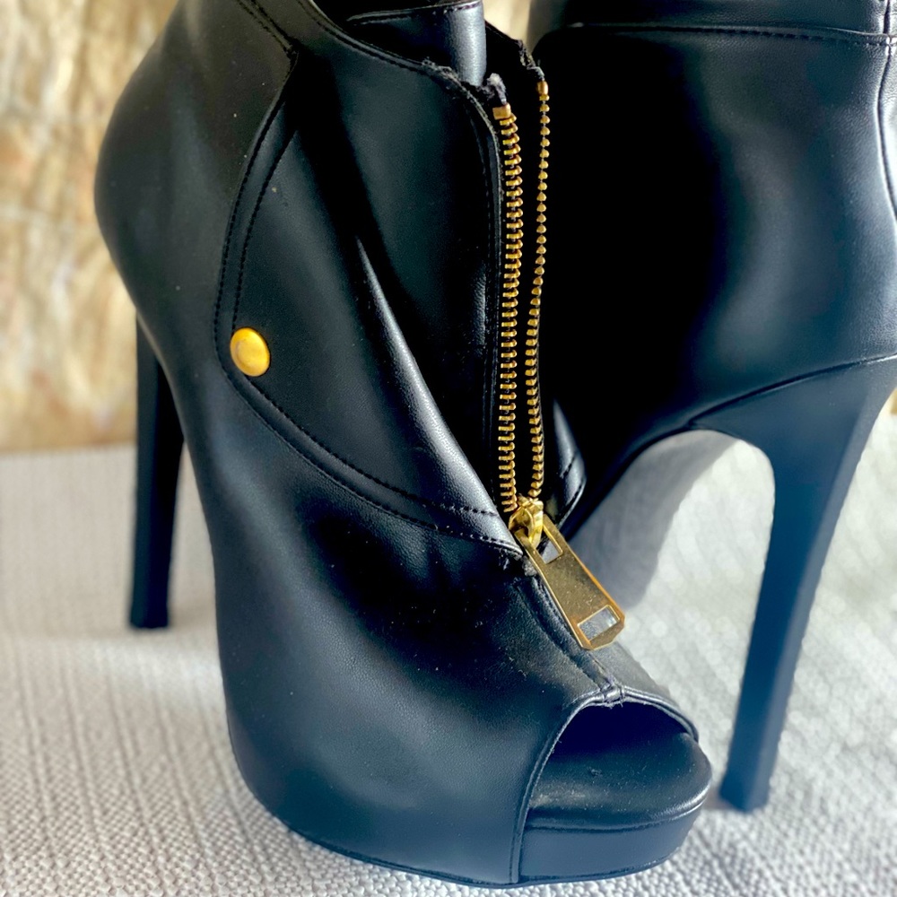 Andrea booties never used